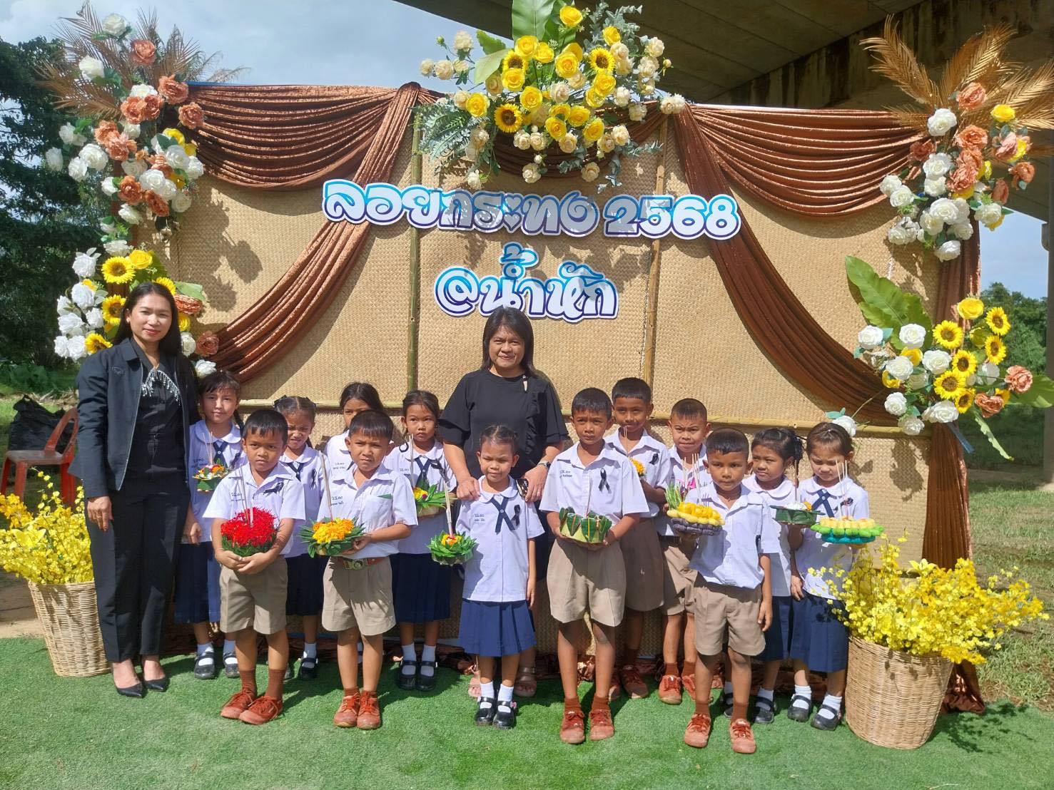 บรรยากาศท่าน้ำวัดน้ำหัก ประเพณีลอยกระทง  น้องๆนักเรียนโรงเรียนวัดน้ำหัก และคณะครู