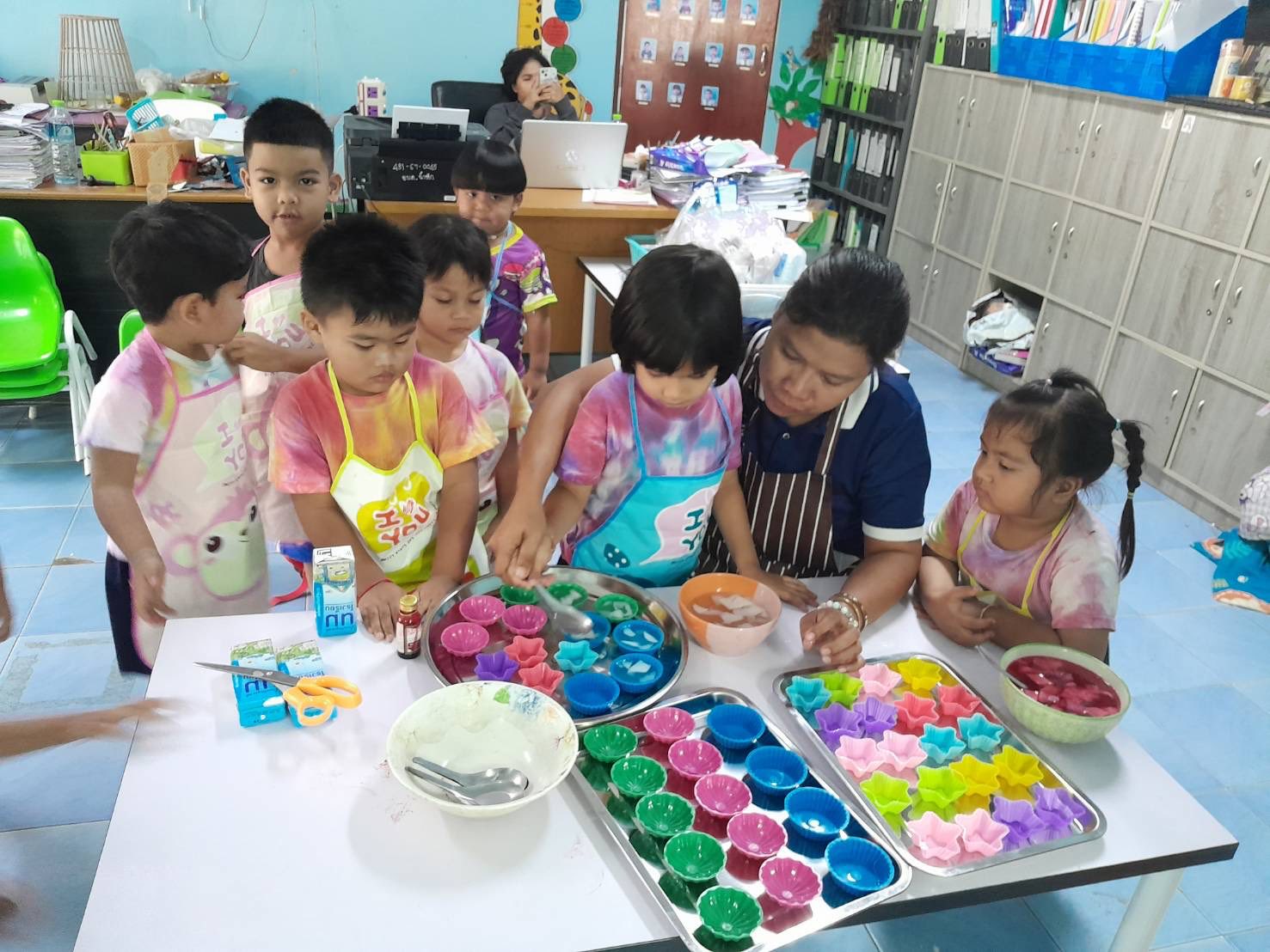 ศูนย์พัฒนาเด็กเล็กบ้านหินลาด จัดกิจกรรมการทำวุ้นหนูน้อย เด็กได้ ประสบการณ์ตรงและเรียนรู้การทำงานผ่านกระบวนการทำอาหารและขนมเด็กๆได้เรียนรู้วัสดุอุปกรณ์การทำขนมได้ลงมือปฏิบัติจริงส่งเสริมทักษะความพร้อมทั้ง 4 ด้าน 🥰😍
