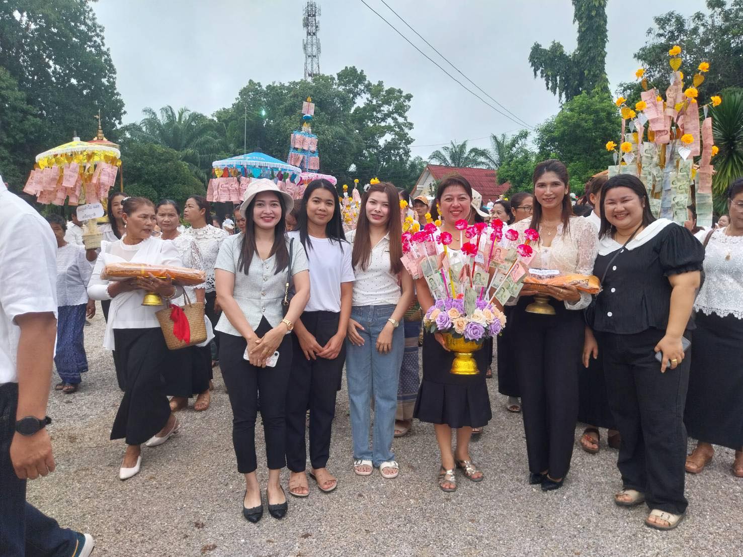 วันที่ 2 พฤศจิกายน 2568
🙏ร่วมบุญกฐินสามัคคี สร้างความดีร่วมกัน 🙏 ณ วัดน้ำหัก องค์การบริหารส่วนตำบลน้ำหัก ร่วมกันทำพุ่มกฐินสามัคคี  และร่วมแห่พุ่มกฐินสามัคคีอย่างพร้อมเพียงกัน   ขออนิสงส์แห่งบุญกุศลในครั้งนี้  จงดลบันดาลทุกท่านที่ร่วมบุญ  ได้รับแต่ความสุข ความเจริญ ทุกท่านด้วย เทอญ