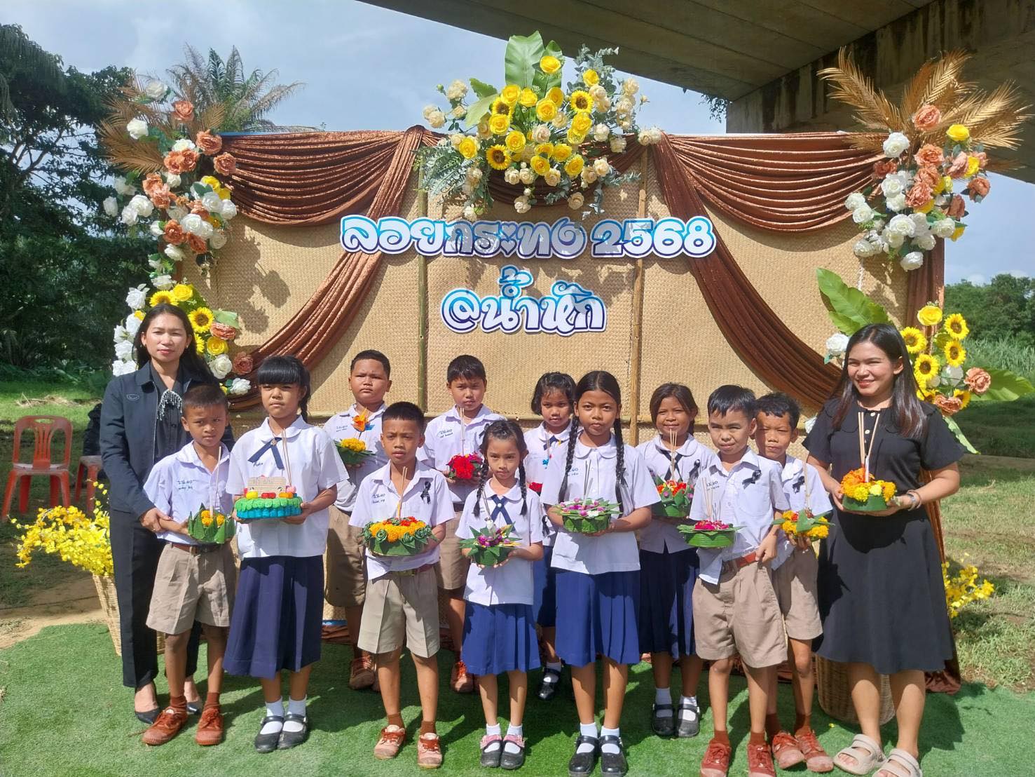 บรรยากาศท่าน้ำวัดน้ำหัก   เทศกาลลอยกระทงมีกระทงหลากหลายแบบ  บ่ายนี้อากาศครึ้มๆ  น้องๆนักเรียนโรงเรียนวัดน้ำหัก  และคณะครู  นำกระทงทำกันเอง  มาลอยที่ท่าน้ำวัดน้ำหัก