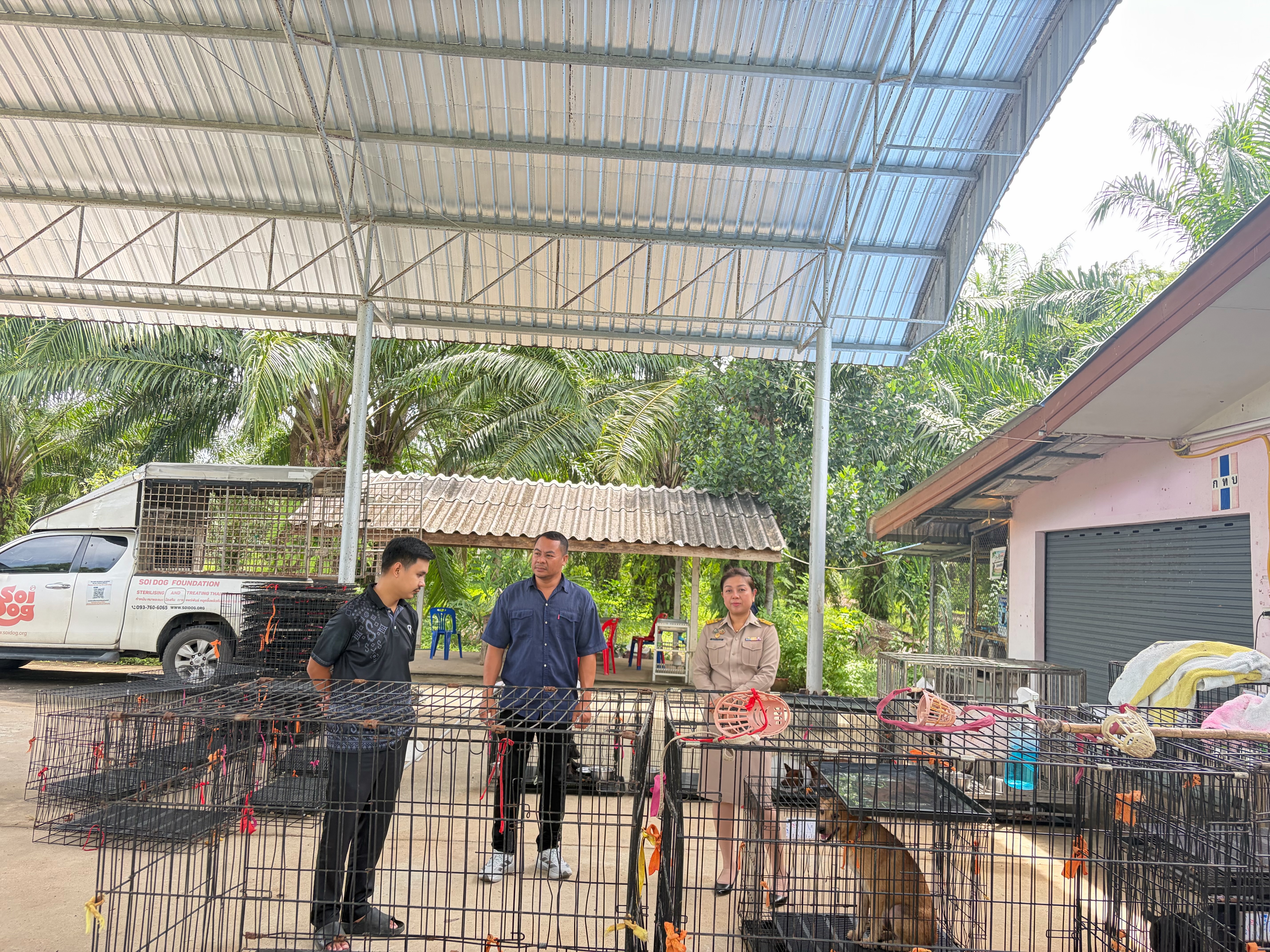 ลงพื้นที่ตรวจเยี่ยมและให้กำลังใจเจ้าหน้าที่มูลนิธิเพื่อสุนัขในซอย (Soi Dog Foundation) ในการให้บริการทำหมันสุนัขสำหรับสุนัขในพื้นที่ตำบลน้ำหัก
