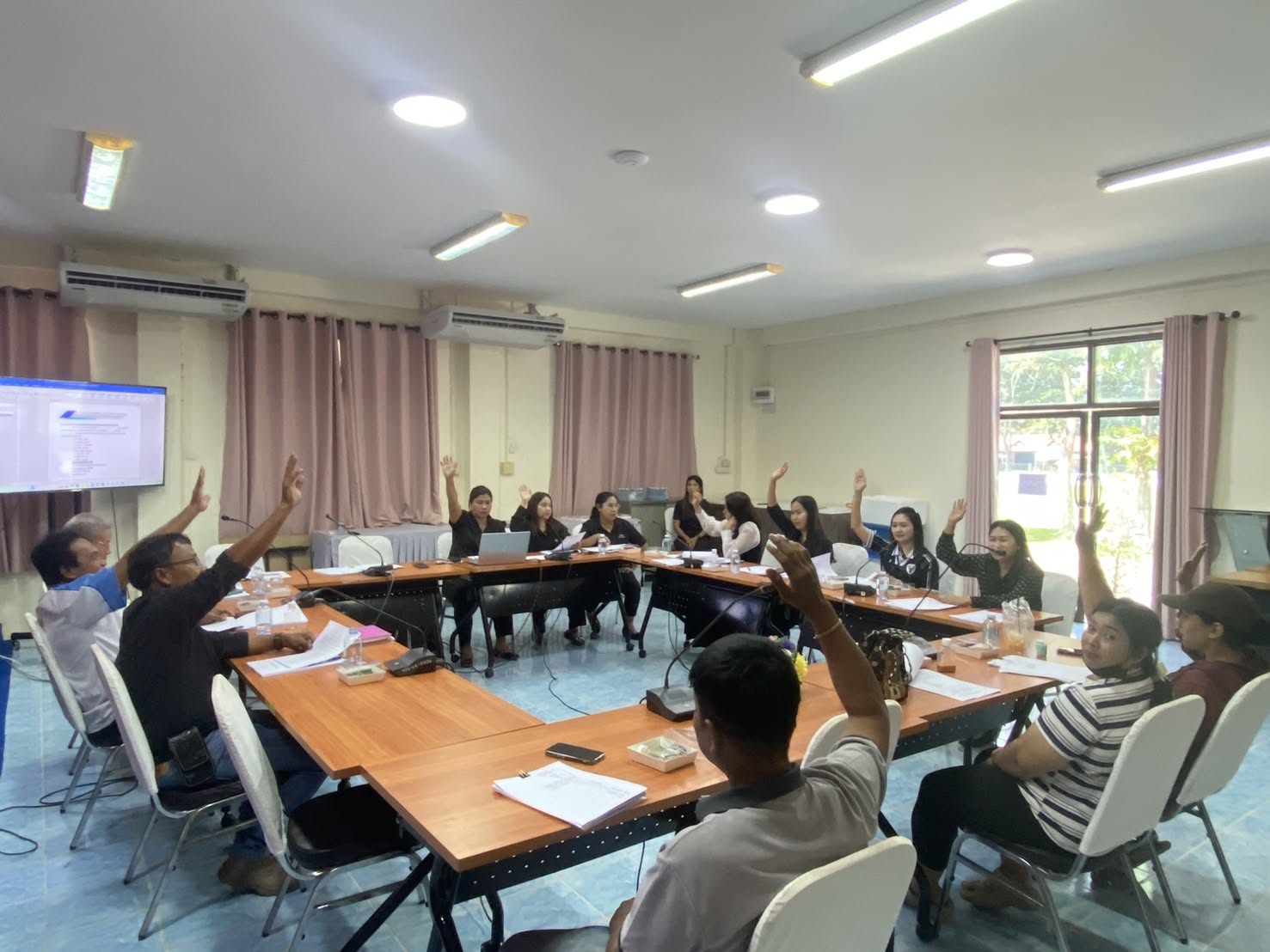 การประชุมคณะกรรมการบริหารศูนย์พัฒนาเด็กเล็กบ้านหินลาดเพื่อเสนอร่างแผนพัฒนาการศึกษาของปีพ.ศ. 2571-2575 ให้คณะกรรมการพิจารณา และหารือในเรื่องต่างๆ