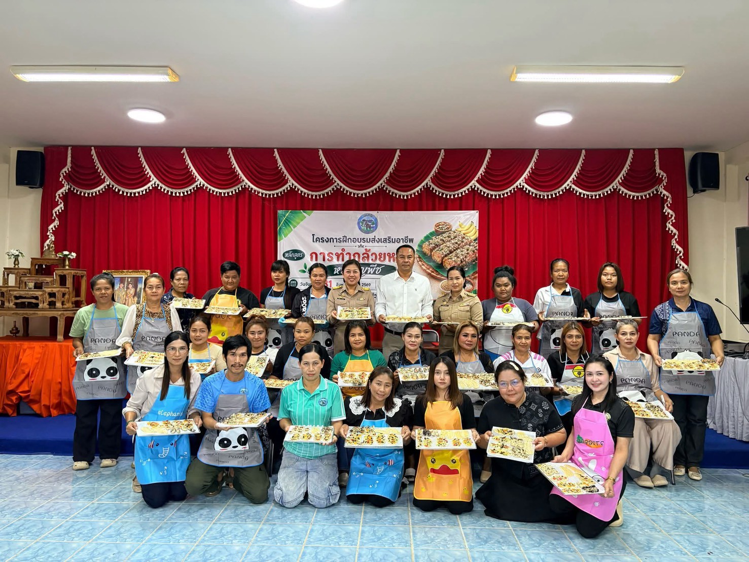 โครงการฝึกอบรมส่งเสริมอาชีพ หลักสูตร การทำกล้วยหนึบหน้าธัญพืช ให้แก่กลุ่มสตรีและกลุ่มแม่บ้านตำบลน้ำหัก วิทยากรจากกล้วยหนึบ วังวิภาซิตี้ 
ณ ห้องประชุมองค์การบริหารส่วนตำบลน้ำหัก จัดโดย งานพัฒนาชุมชน องค์การบริหารส่วนตำบลน้ำหัก