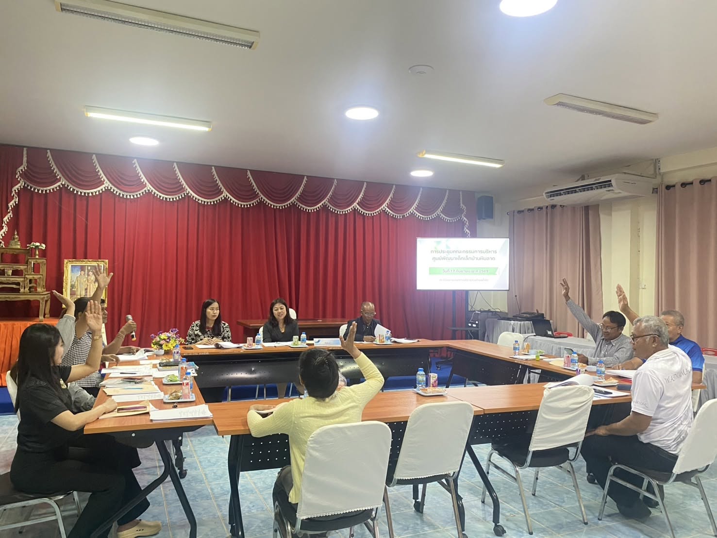 ศูนย์พัฒนาเด็กเล็กบ้านหินลาดประชุมร่วมกับคณะกรรมการบริหารศูนย์พัฒนาเด็กเล็กบ้านหินลาด เพื่อพิจารณาร่างแผนปฏิบัติการประจำปีงบประมาณ พ.ศ. 2570 โครงการวัสดุการเรียนการสอน(รายหัว) และโครงการจัดหาหนังสือเรียน ฯลฯ ณ ห้องประชุมสภาองค์การบริหารส่วนตำบลน้ำหัก