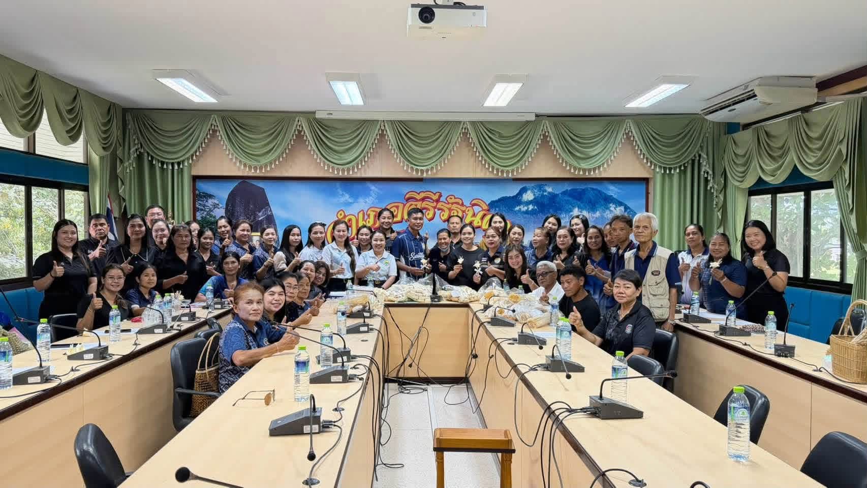 องค์การบริหารส่วนตำบลน้ำหัก เข้าร่วมกิจกรรมการจัดทำดอกไม้จันทน์ตามแบบที่สำนักพระราชวังกำหนด จำนวน ๗ แบบ