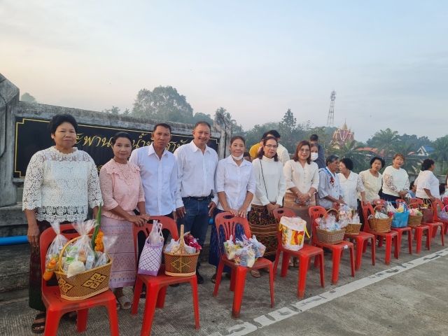 องค์การบริหารส่วนตำบลน้ำหัก  จัดทำบุญตักบาตรปีใหม่ ณ สะพานวัดน้ำหัก