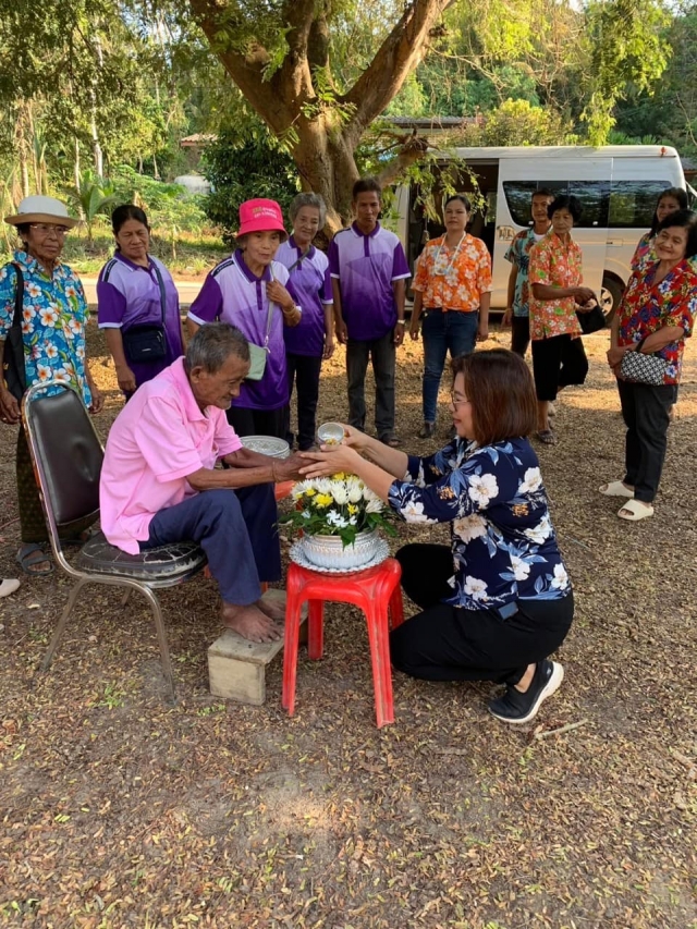 รดน้ำขอพรผู้สูงอายุในตำบลน้ำหัก  เนื่องในวันสงกรานต์2567
