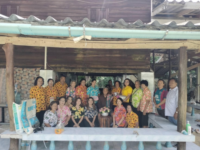 รดน้ำขอพรผู้สูงอายุ ประเพณีวันสงกรานต์ ๒๕๖๘