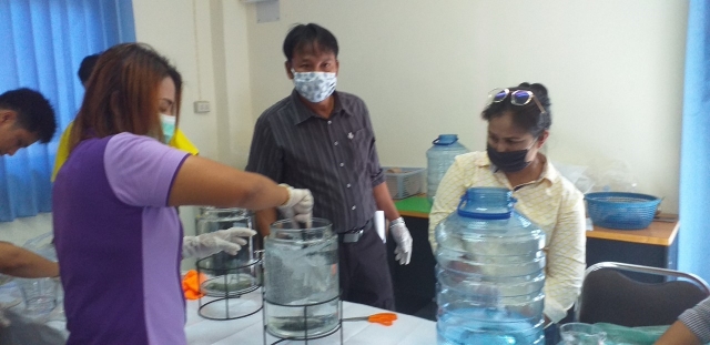 จัดทำเจลแอลกอฮอล์ล้างมือแจกจ่ายให้ประชาชนตำบลน้ำหัก 