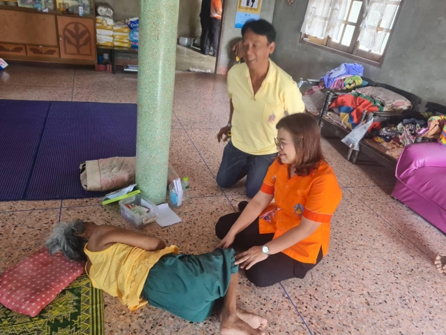 องค์การบริหารส่วนตำบลน้ำหัก ลงตรวจบ้านผู้สูงอายุที่มีฐานะยากจนเพื่อปรับปรุงและซ่อมแซม