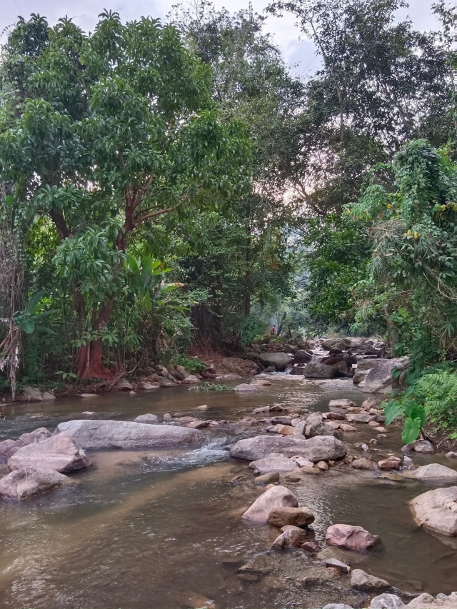 บ้านน้ำตก หินลาดแคมป์ปิ้ง  หมู่ที่9 ตำบลน้ำหัก อำเภอคีรีรัฐนิคม จังหวัดสุราษฎร์ธานี