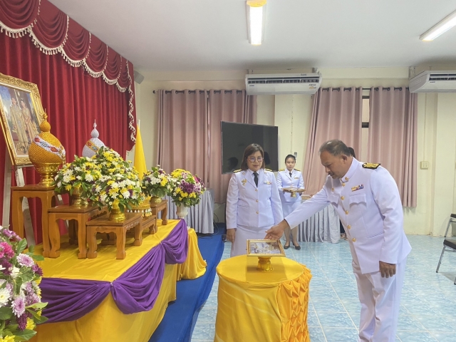 องค์การบริหารส่วนตำบลน้ำหัก จัดพิธีรับพระราชทานพระบรมฉายาลักษณ์